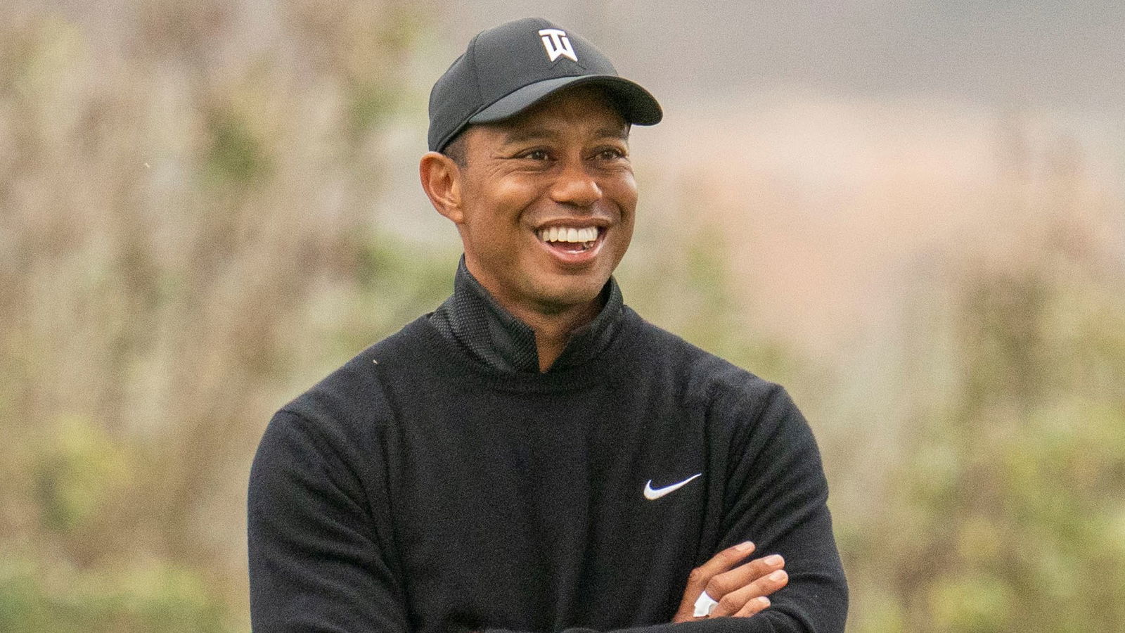 Video goes viral of golf fan watching golf on his girlfriend's forehead